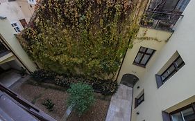 Upscale Apartment In Prime Location Near All Sights